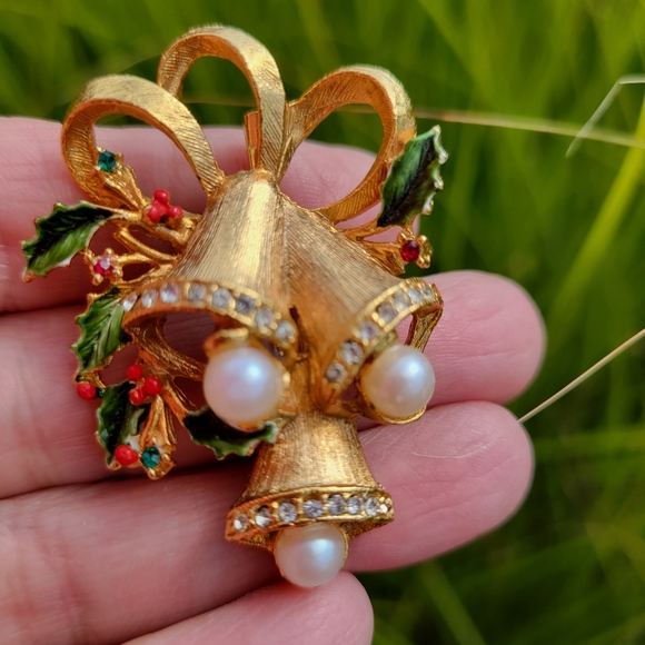 Vintage Christmas Bell Brooch ~ Unsigned ~ 1960s? ~ Rhinestone Embellished - Picture 2 of 16